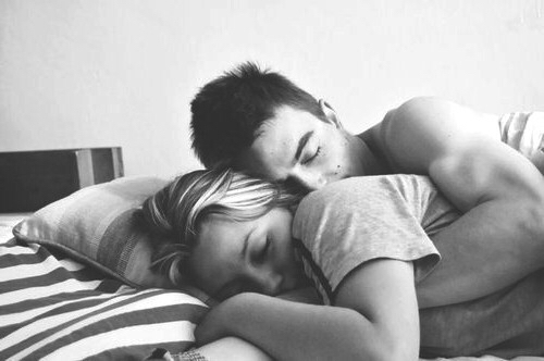 Một giấc ngủ êm đềm cùng người mình yêu hẳn sẽ khiến bạn thấy rất ấm áp và hạnh phúc! Hãy xem hình ảnh ôm nhau ngủ để cảm nhận điều này nhé!